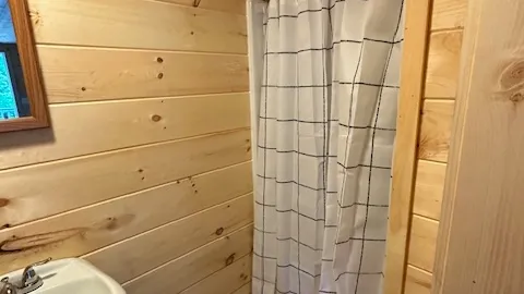 Abby's Cabin — image 2 of 7