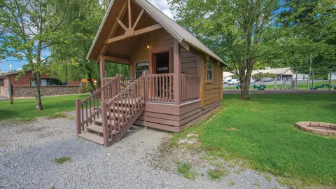 Small Cabin — image 2 of 10
