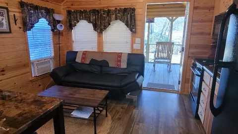 Creekside Cottage- sleeps 6 — image 2 of 12