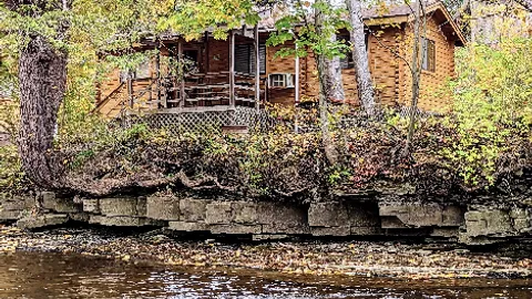 Deluxe 6 Person Riverfront Cabin — image 2 of 2