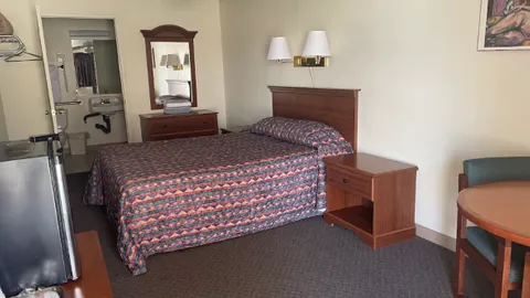 Motel 4 — image 2 of 5
