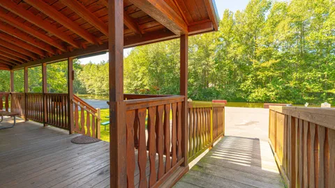 Deluxe Cabin — image 2 of 9