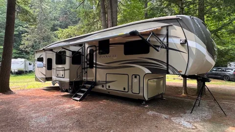 2018 Jayco 5th Wheel — image 2 of 8