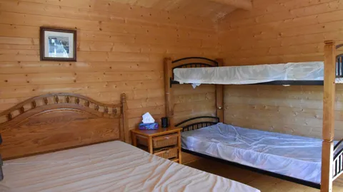Rustic Cabin (unserviced) — image 2 of 9