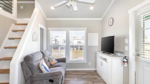 Bungalow - 1 Queen / 2 Twin Beds — image 6 of 6