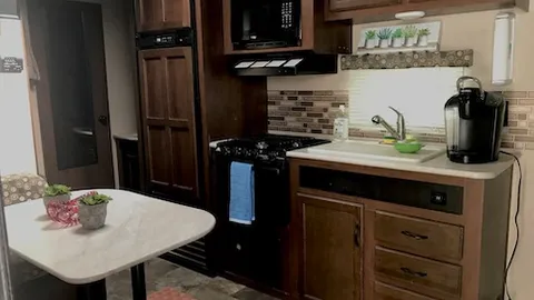 MODERN CAMPER — image 1 of 9