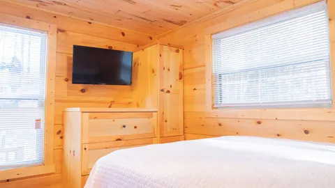 Lisenberry Loft Cabin — image 2 of 14