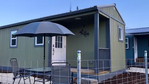 Green Cabin — image 2 of 10