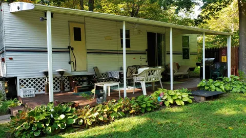 Deluxe Trailer Rental - Sleeps 6 — image 1 of 12