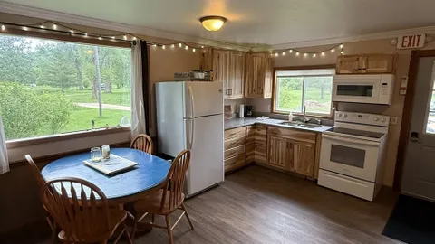 Green Cabin — image 2 of 10