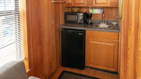 Cabin Rental Studio - Max 2 Guests — image 2 of 7