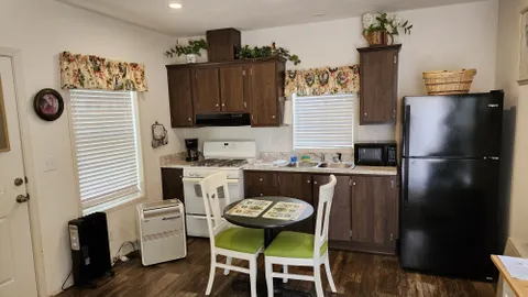 Farmhouse Cabin — image 1 of 8