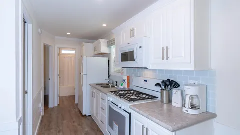 Deluxe Cottage 2 Bedrooms — image 2 of 10