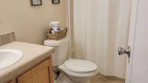 Lakeside Cottage 3 Bedroom — image 2 of 9