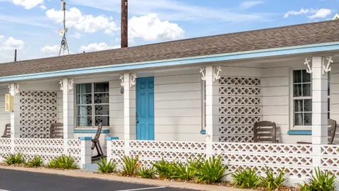 One Bedroom Cottage - 1 Queen Bed — image 1 of 6