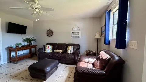 Deluxe Cabin — image 6 of 6