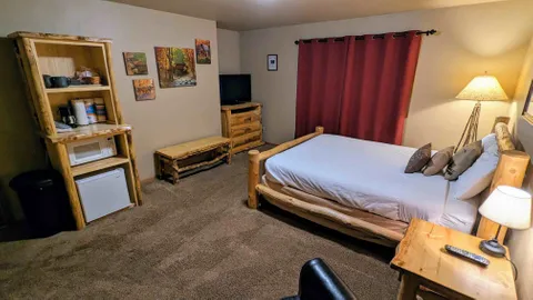 Larkspur Lodge Room — image 2 of 3