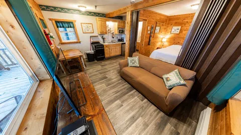 Foreman's Cabin, Lower — image 2 of 7