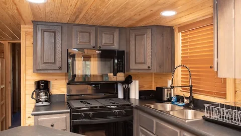Bluebonnet Cabin — image 2 of 9
