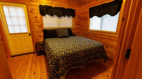 Cabin 6 - Ivy Inn — image 2 of 6