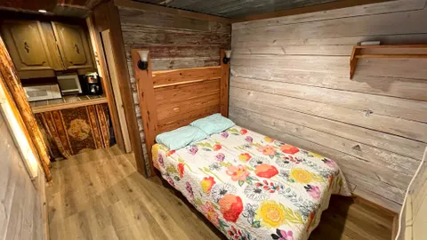 Cabin 01 — image 2 of 7