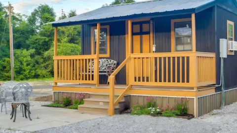 Cabin — image 1 of 4