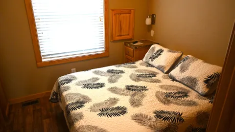 Cabin — image 2 of 4