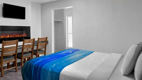 Park Hotel - Standard 2 Bedroom W/Bunk (Sleeps 6) — image 4 of 4