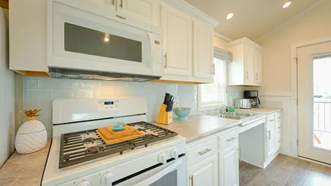 Carolina Cottage 1 Bedroom — image 2 of 11