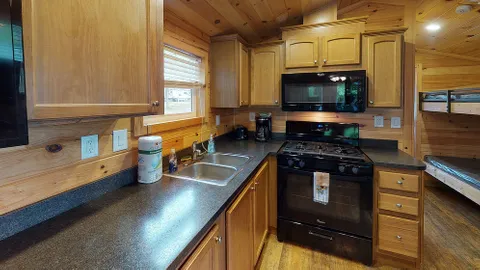 Deluxe Cabin — image 2 of 7