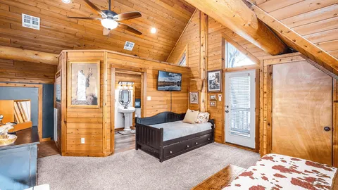Corner Star Cabin — image 2 of 9