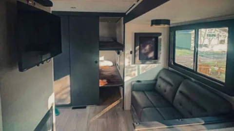 Valley Ridge Deluxe RV — image 2 of 6