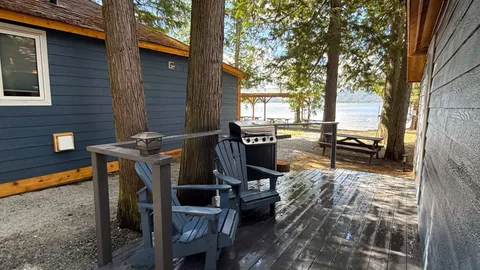 Lake View Luxury Cabin E | Sleeps4- 6 | Beach & Marina Access — image 6 of 6