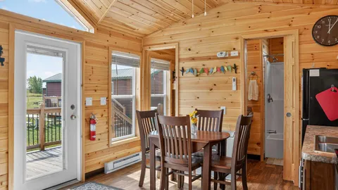 Deluxe Cabin #1 - Sleeps 8 — image 6 of 6
