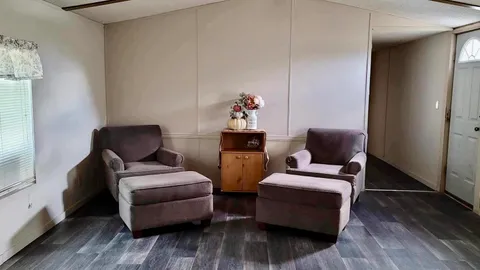 One Bedroom / 1 Bath Duplexes Unit — image 3 of 3