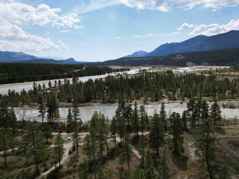 Black Sheep Camp Kootenay River, Canal Flats, British Columbia - Photo 2