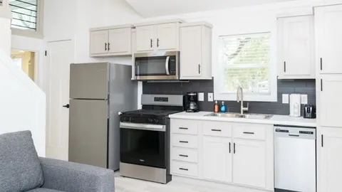 Live Oak Cabin — image 2 of 14