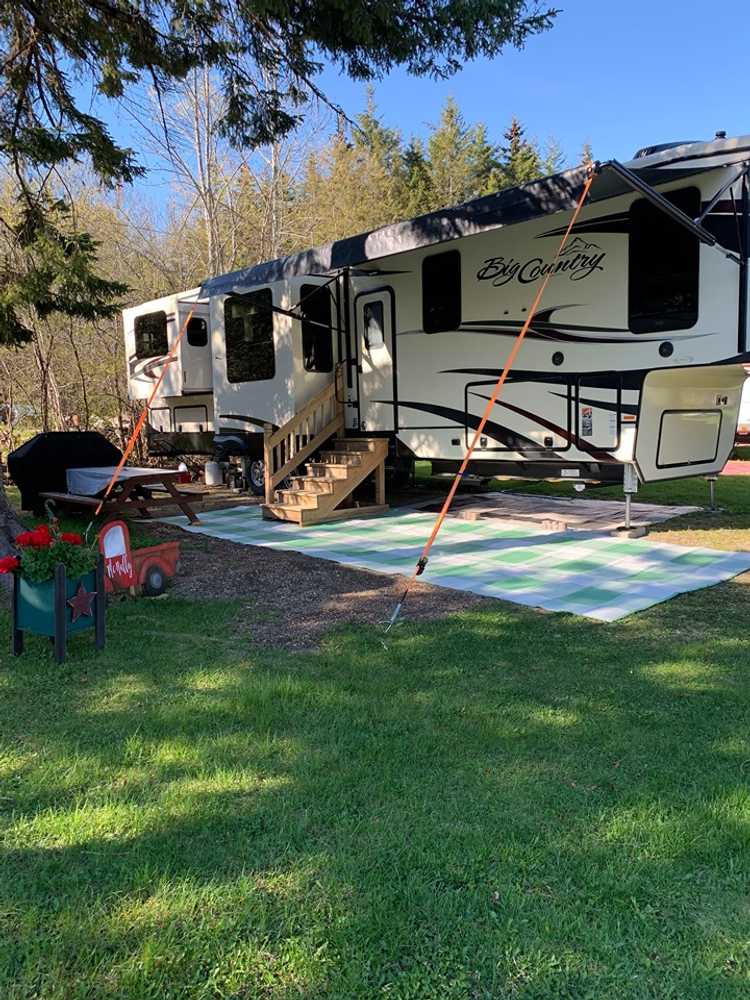 PULL-THRU 30 AMP W/E RV SITE