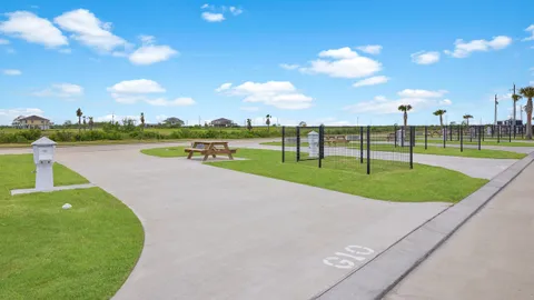 Deluxe Pull-Thru Site w/ Dog Pen — image 7 of 7