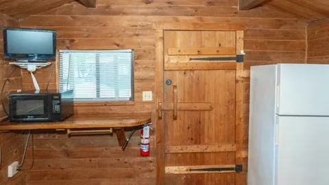 Rustic Cabin, 1 Room — image 2 of 6