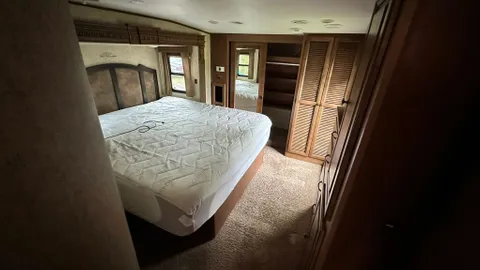 Camper Rental- Landmark — image 8 of 8