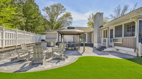 Bayfront Oasis Vacation Rental — image 2 of 9