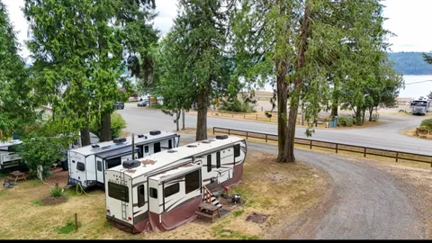 Parkside Full Hookup RV Site — image 2 of 4
