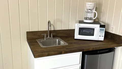 Motel Suite — image 2 of 6