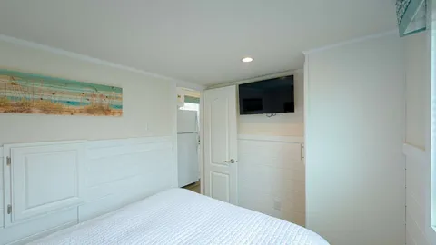 Carolina Cottage 2 Bedroom w/ Fireplace Porch — image 2 of 12
