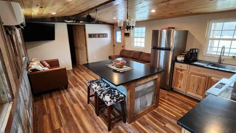 Cabin 3 — image 5 of 5