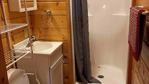 LAKEVIEW LODGE — image 2 of 8