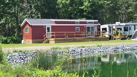 3 Bedroom Lakeview Resort Cottage Oakland / Chalet avec 3 chambres vue du lac Oakland — image 1 of 17