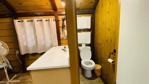 Cabin 05 — image 2 of 6