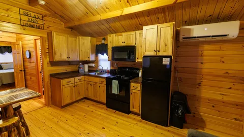 Ivy - Cabin 4 - McCorkle Manor — image 6 of 6